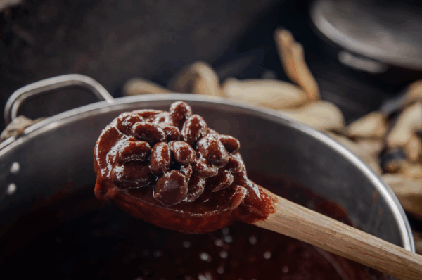 Tamales de quelites cenizos y ayocotes adobados
