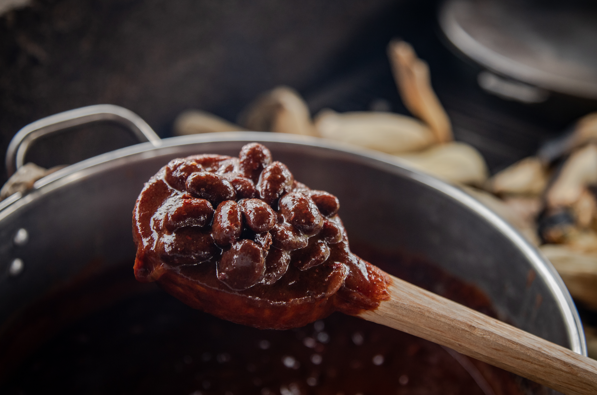 Tamales de quelites cenizos y ayocotes adobados